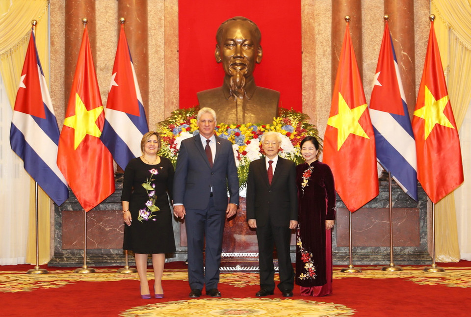 Tổng Bí thư, Chủ tịch nước Nguyễn Phú Trọng và Phu nhân chụp ảnh chung với Chủ tịch Cuba Miguel Mario Díaz-Canel Bermúdez và Phu nhân trước khi tiến hành hội đàm. (Ảnh: Trí Dũng/TTXVN)