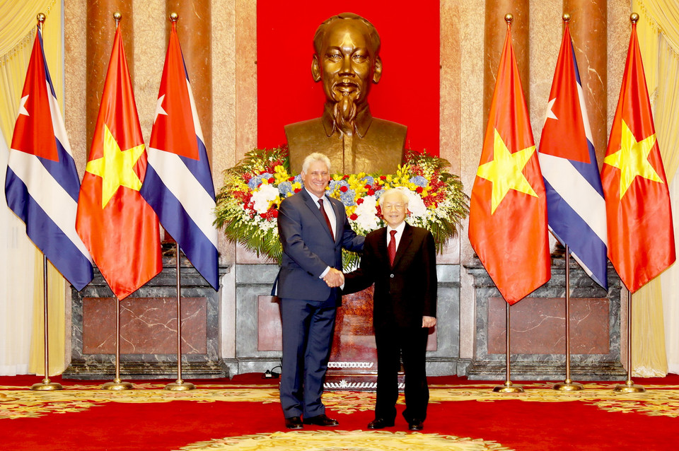 Tổng Bí thư, Chủ tịch nước Nguyễn Phú Trọng chụp ảnh chung với Chủ tịch Cuba Miguel Mario Díaz-Canel Bermúdez trước khi tiến hành hội đàm. (Ảnh: Trí Dũng/TTXVN)