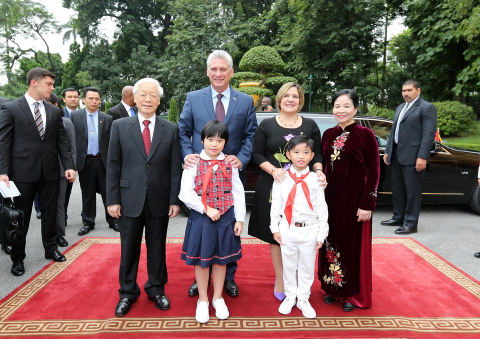 Tổng Bí thư, Chủ tịch nước Nguyễn Phú Trọng và Phu nhân đón Chủ tịch Cuba Miguel Mario-Diáz Canel Bermúdez và Phu nhân. (Ảnh: Trí Dũng/TTXVN)