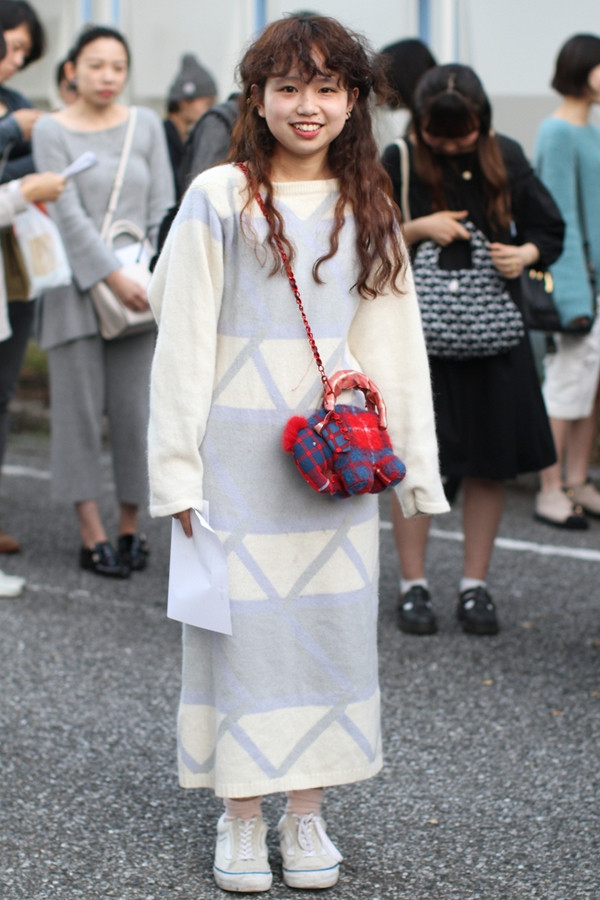 Cô nàng nhỏ nhắn diện đầm dài kết hợp cùng túi xách hình con voi lạ mắt.