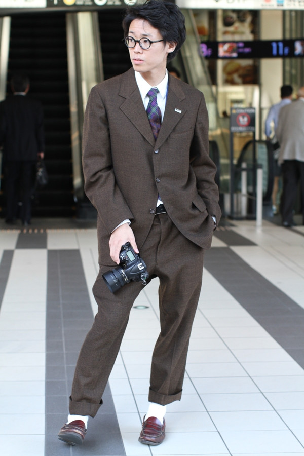 Những chàng trai Nhật Bản sở hữu phong cách thư sinh với suit và kính gọng tròn...