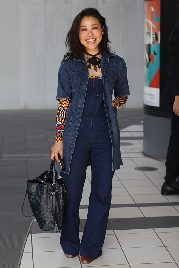 Áo bó dài tay với họa tiết nổi bật phối cùng quần yếm denim và áo khoác cộc tay tạo nên dấu ấn phong cách vô cùng ấn tượng.