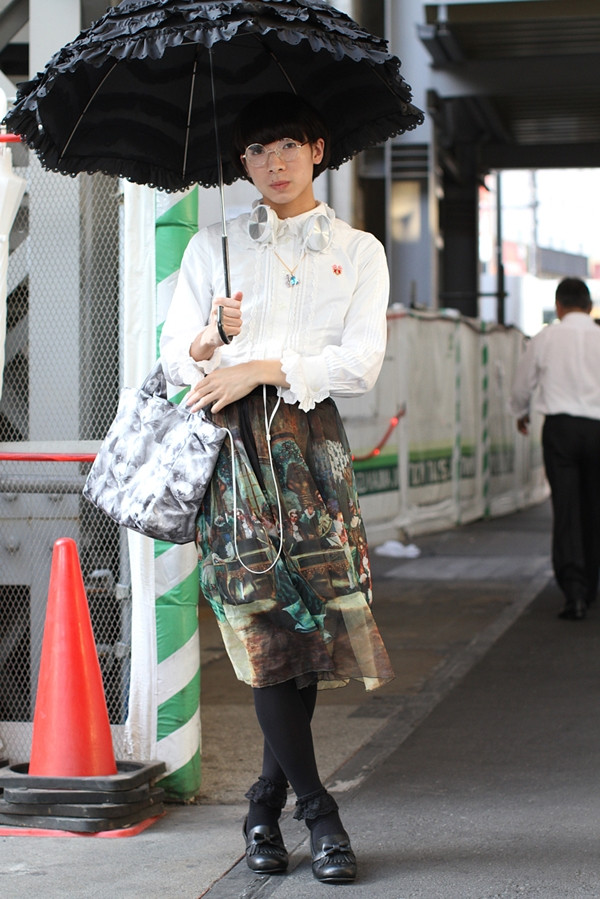 ...cùng với trang phục ren, bèo nhún là những đặc trưng dễ nhận thấy nhất ở phong cách Harajuku.