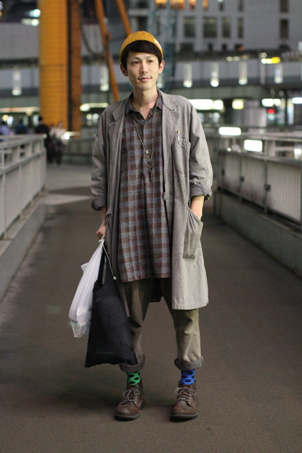 Anh chàng này lại chọn sự bụi bặm với sơ mi dáng dài, áo khoác, quần kaki và đặc biệt là đôi tất chấm bi hai màu nổi bật.
