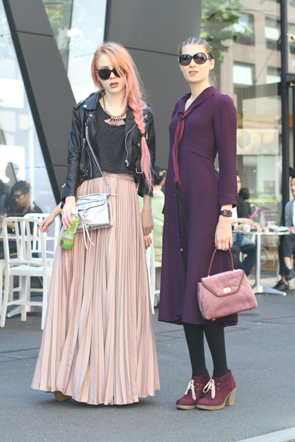 Tóc màu nổi như hồng, xanh, vàng cùng phong cách trang điểm hơi lòe loẹt...