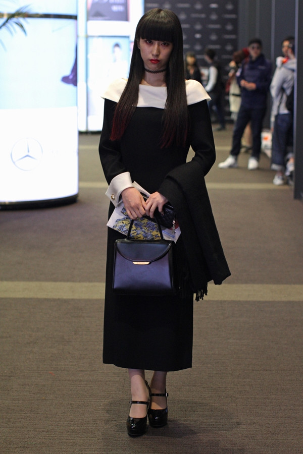 Đối lập với sự màu mè của những trang phục cosplay (mô phỏng nhân vật truyện tranh), phong cách gothic mang đến cảm giác gai góc và bí ẩn hơn.