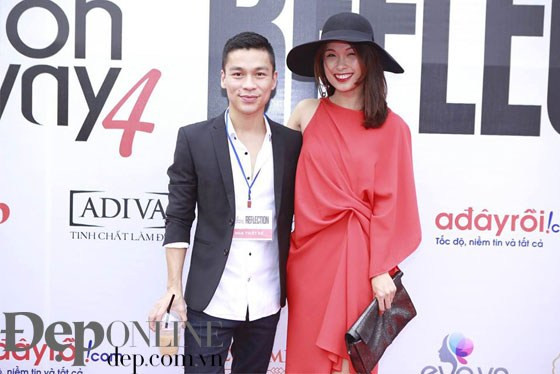  Trần Hà Mi (phải) một tín đồ thời trang quen thuộc của Thành phố Hồ Chí Minh cũng ra Hà Nội tham dự Đẹp Fashion Runway 4. Cô mặc đồ của nhà thiết kế Lê Thanh Hòa trong bộ sưu tập 'Look at me' được trình diễn tại Đẹp Fashion Runway 4. Trong hình, Hà Mi chụp cùng nhà thiết kế Adrian Anh Tuấn.