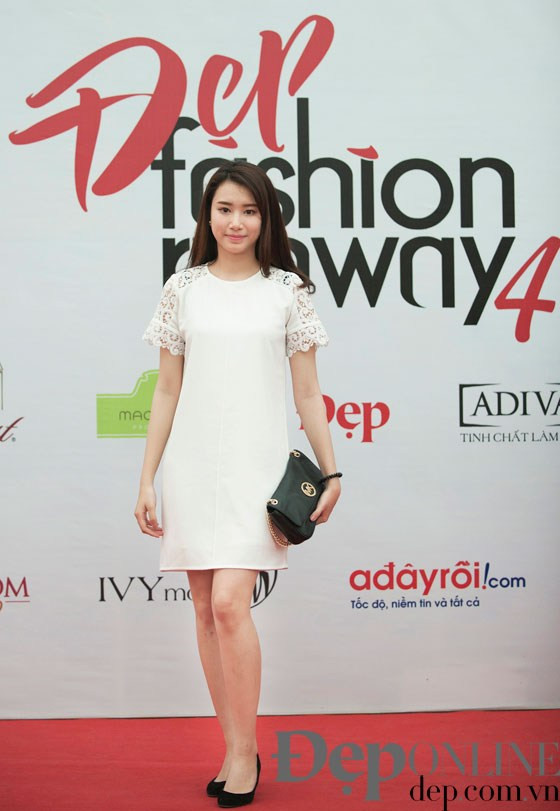  Minh Hương (sinh viên Học viện Báo chí Tuyên truyền) nữ tính với đầm nhỏ màu trắng với phần tay pha với chất liệu ren rất tinh tế.