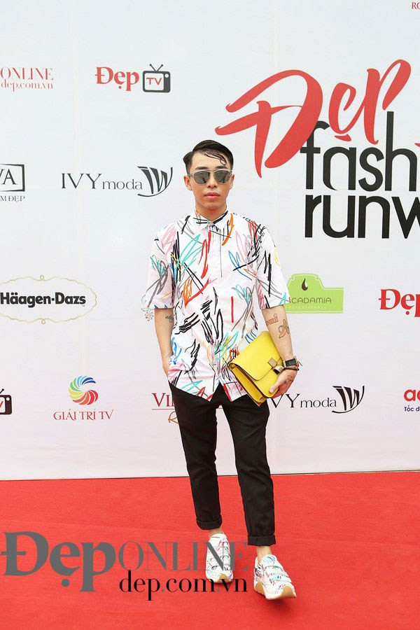 Stylist Hoàng Ku mặc áo sơmi và đi giày của Dior Homme cùng kính mắt Dior.