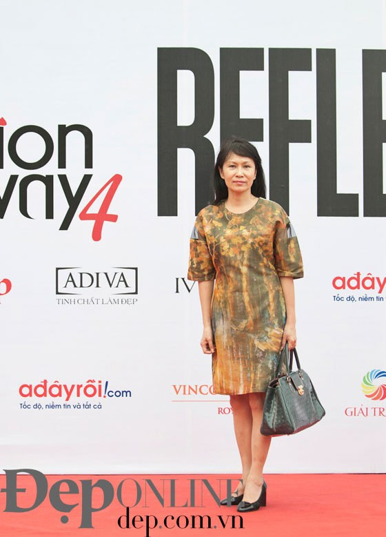  Bà Sao Kim (Viện trưởng Viện Mẫu Thời trang Fadin) trong trang phục của nhà thiết kế Quốc Bình. Chiếc đầm có phom hình tổ kén hiện rất thịnh hành với phần tay áo pha với chất liệu xuyên thấu tạo điểm nhấn nhẹ nhàng.