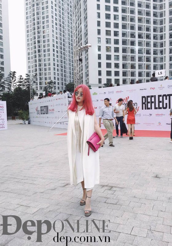 Linh Đoàn với trang phục tự thiết kế được phối nhiều lớp, kết hợp với phụ kiện có kính Dior, ví cầm tay Valentino và giày của Michael Kors.