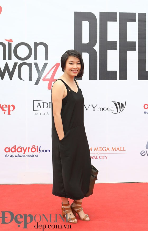  Ánh Phượng - Giám đốc Truyền thông Công ty Cổ phần đầu tư F.I.T chọn một chiếc đầm dài màu đen với phom độc đáo.