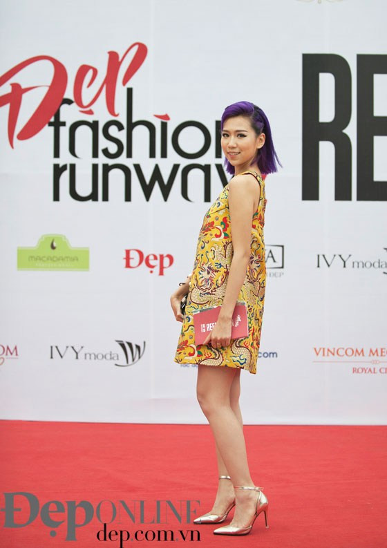  Ca sỹ Min (Minh Hằng) trong trang phục mang đậm nét Á Đông của nhà thiết kế Thủy Nguyễn càng nổi bật với màu tóc tím.