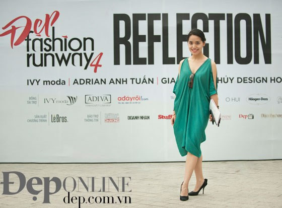 Hoàng Huệ Phương (Học viện Thời trang London) chọn mặc một chiếc đầm xanh cô mua ở Hội An tại cửa hiệu của một ông chủ người Đan Mạch. Giữa không gian lộng gió của quảng trường Royal City, trông Huệ Phương thật bay bổng và lãng mạn.