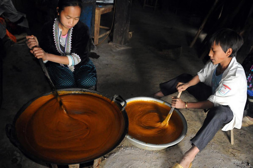 Mẻ đường đã “lấy” xong, khuấy lên cho nhanh nguội. (Ảnh: Nguyễn Công Hải/Vietnam+)