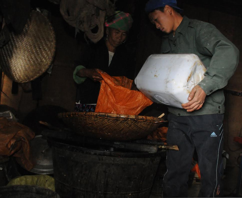  Trước khi nấu, nước mía được lọc cẩn thận. (Ảnh: Nguyễn Công Hải/Vietnam+)