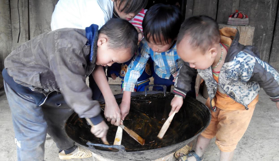 Chỉ chờ đường vào khuôn, là trẻ con tranh nhau vét vạc. (Ảnh: Nguyễn Công Hải/Vietnam+)