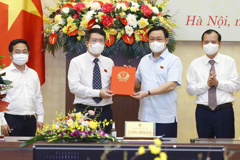 Chủ tịch Quốc hội Vương Đình Huệ trao nghị quyết cho Viện trưởng Viện Nghiên cứu lập pháp Nguyễn Văn Hiển. (Ảnh: Doãn Tấn/TTXVN)