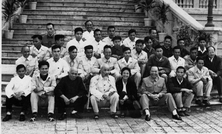 Chủ tịch Hồ Chí Minh, Phó Chủ tịch Tôn Đức Thắng, Chủ tịch Ủy ban Thường vụ Quốc hội Trường Chinh chụp ảnh lưu niệm với các phóng viên Thông tấn, báo chí phục vụ Đại hội Đảng toàn quốc lần thứ III (1960). (Nguồn: Tư liệu TTXVN)