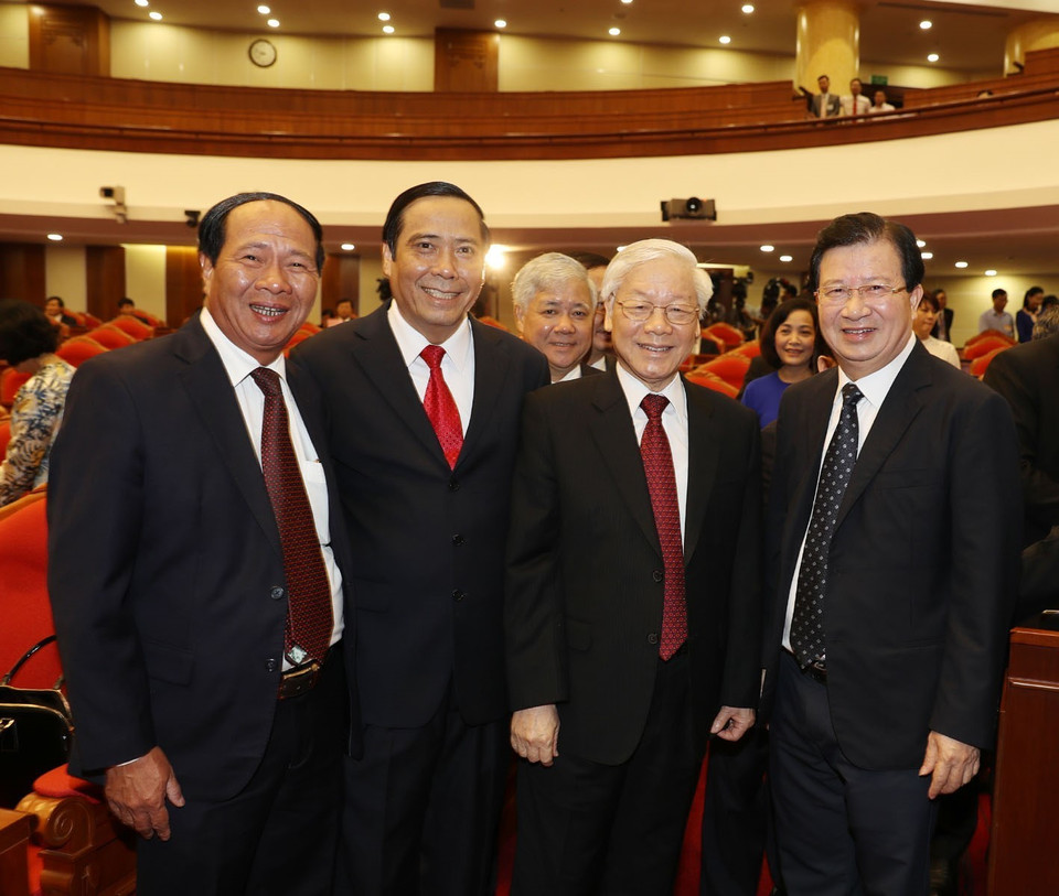 Tổng Bí thư Nguyễn Phú Trọng với các đại biểu dự Hội nghị Trung ương 7. (Ảnh: Trí Dũng/TTXVN)