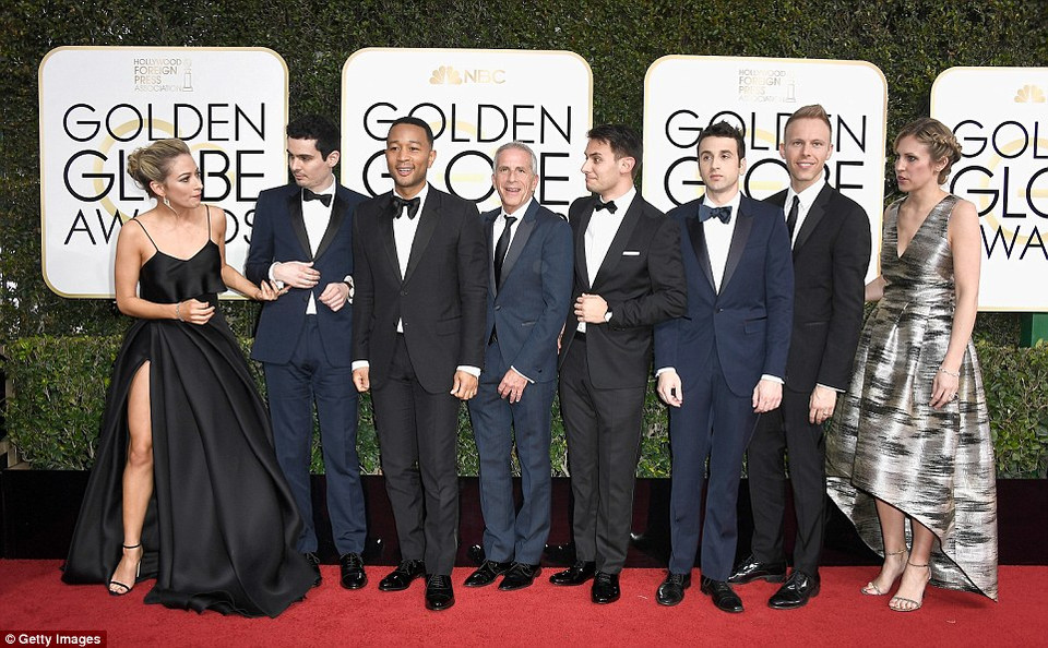 Đội anh tài đến từ 'La La Land' gồm nữ diễn viên Olivia Hamilton (ngoài cùng, bên trái), đạo diễn Damien Chazelle, nhạc sỹ John Legend, nhà sản xuất Marc Platt, viết lời Benj Pasek, nhà soạn nhạc Justin Hurwitz và nhạc sỹ Justin Paul. (Nguồn: dailymail.co.uk)