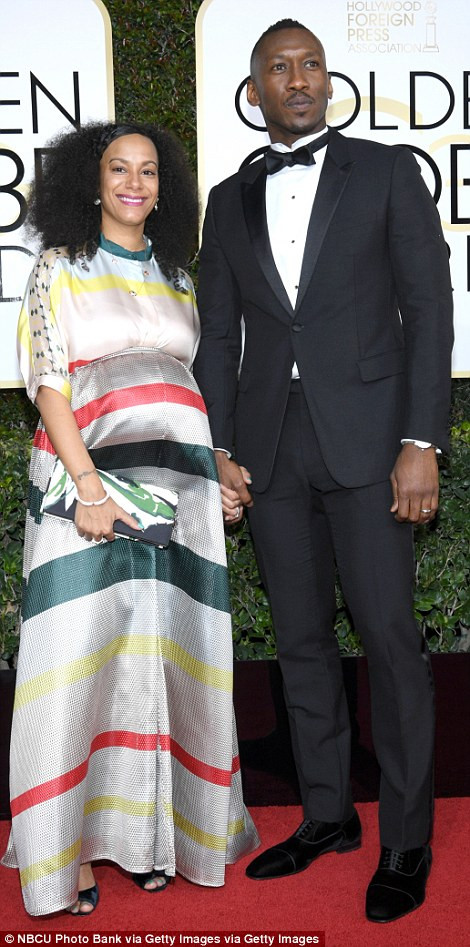 Nghệ sỹ Amatus Sami-Karim và diễn viên Mahershala Ali nắm chặt tay nhau tại thảm đỏ. (Nguồn: dailymail.co.uk)