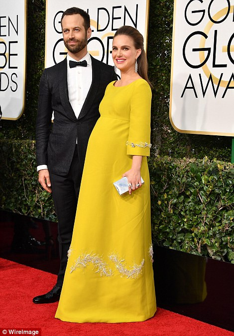 Nữ diên viên, nhà đạo diễn, nhà sản xuất Natalie Portman bụng bầu cùng chồng người Pháp Benjamin Millepied tình cảm chào khán giả tại thảm đỏ. (Nguồn: dailymail.co.uk)