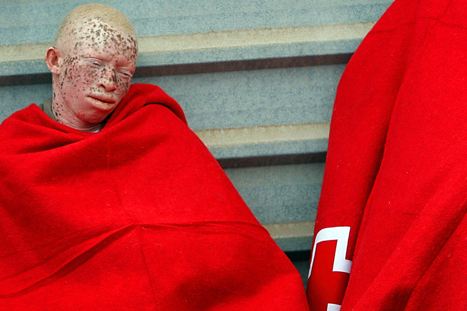 Người đàn ông này kiệt sức khi cùng 63 người nhập cư Saharan khác tới bờ biển La Tejita ở quần đảo Canary của Tây Ban Nha ngày 29/3/2009. (Nguồn: AFP)