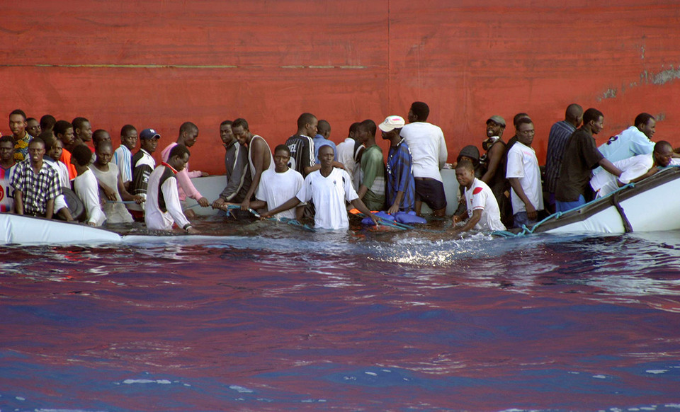 53 người nhập cư, trên chiếc xuồng đang chìm dần, chờ đợi giải cứu từ Lực lượng Quân đội Malta trong khi cố bám trụ vào một chiếc tàu chở hàng. (Nguồn: Reuters)