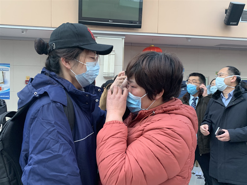 Một nữ nhân viên y tế tại Bệnh viện liên kết Đại học Thanh Đảo cố gắng an ủi mẹ cô vào ngày 9/2/2020, trước khi đến Vũ Hán, tỉnh Hồ Bắc của Trung Quốc. (Nguồn: chinadaily.com.cn)