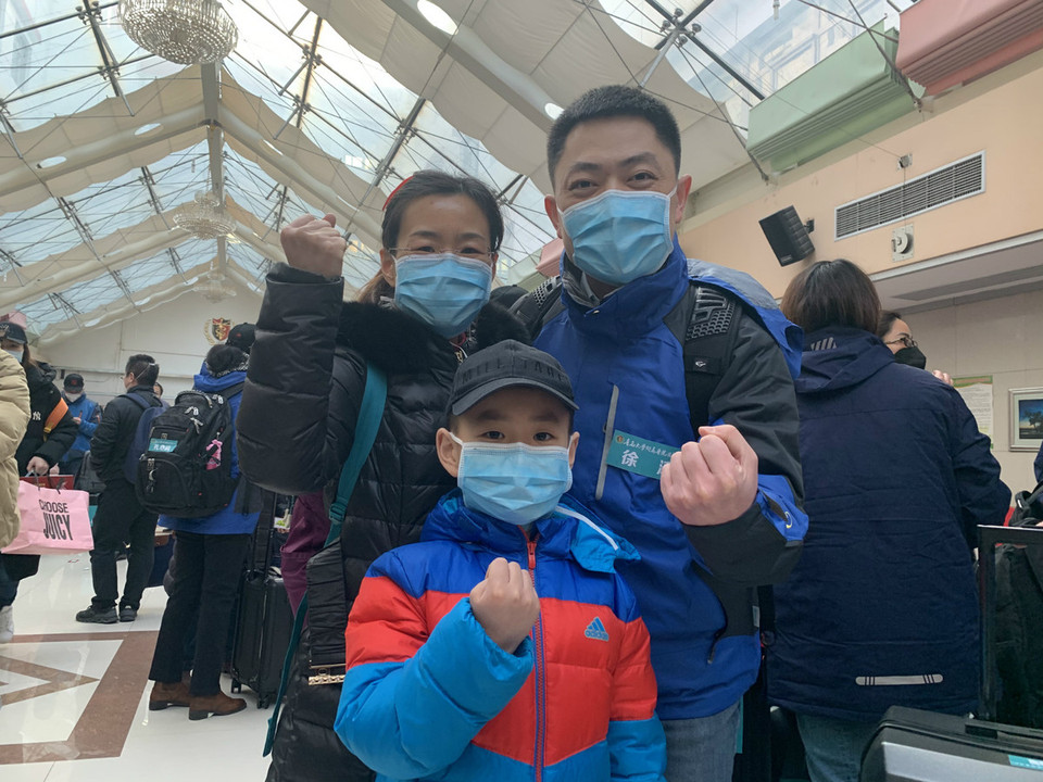 Xu Tao (phải), người làm việc trong khoa phổi của Bệnh viện liên kết Đại học Thanh Đảo, chụp ảnh với gia đình trước khi đến Vũ Hán, tâm chấn của vụ dịch. (Nguồn: chinadaily.com.cn)