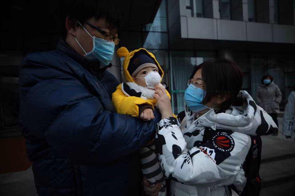 Một nữ nhân viên y tế nói lời chia tay với chồng và con nhỏ vào ngày 9/2/2020, trước khi đến Vũ Hán. (Nguồn: chinadaily.com.cn)