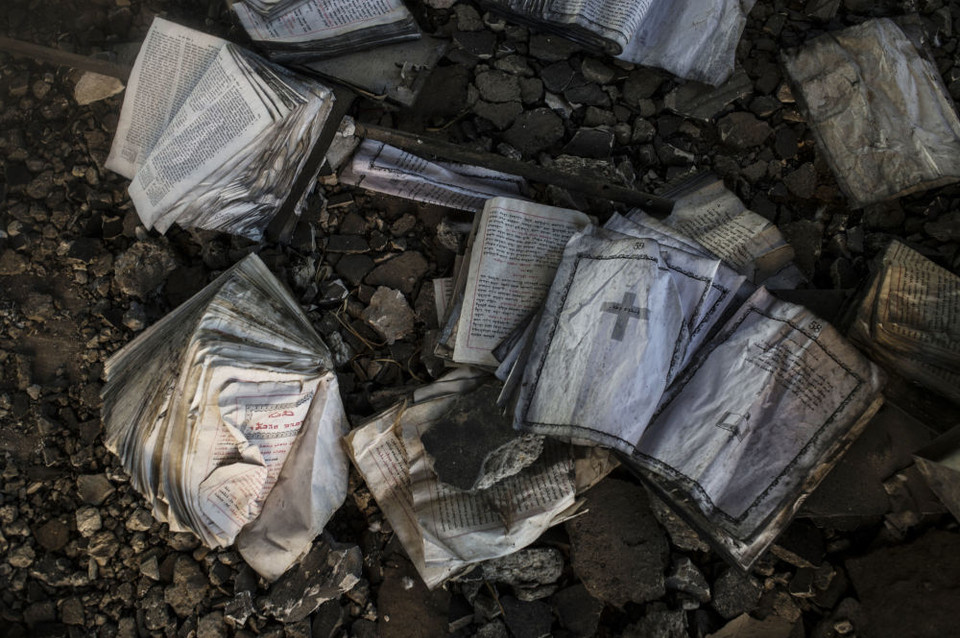 Những quyển kinh thánh bị đốt dở. (Nguồn: Sputniknews)