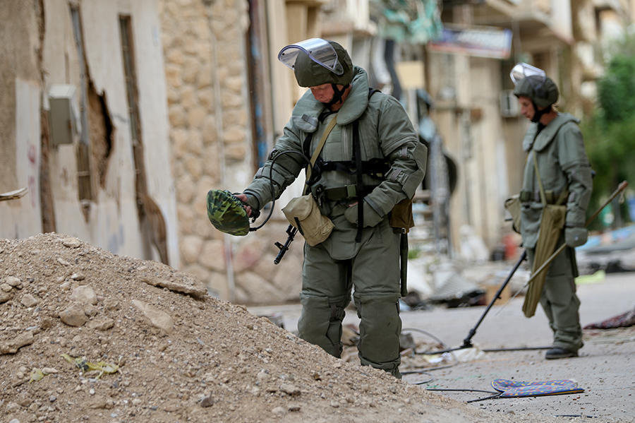 Những chủ nhân trước đây của thành phố đang dần quay trở lại quê hương nhưng họ không biết phải sống sao khi chưa có nước và điện. Bên cạnh đó, người dân còn lo sợ vì lượng lớn bom mìn bị các tổ chức khủng bố bỏ lại. (Nguồn: Sputniknews)