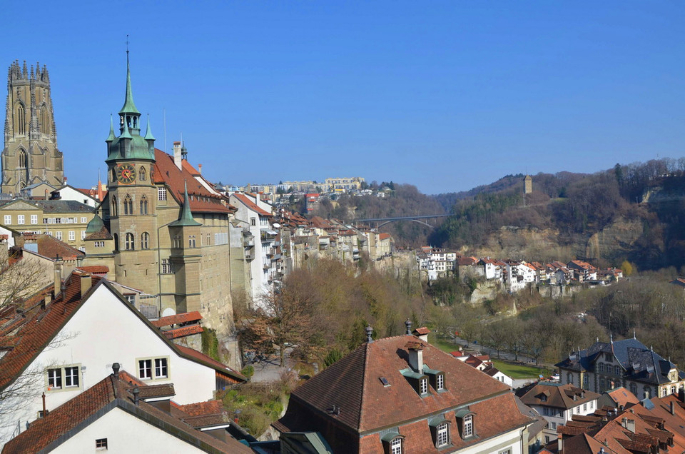 Khu vực tập trung nhiều kiến trúc Trung đại của Fribourg. (Ảnh: Hoàng Hoa/TTXVN)