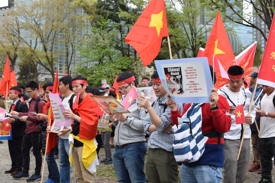 Chiều 10/4, hàng trăm người Việt Nam tại Nhật Bản đã xuống đường tuần hành tại trung tâm thủ đô Tokyo nhằm phản đối hành vi ngang ngược của Trung Quốc tại biển Đông. (Nguồn: Tri Phương/Vietnam+)