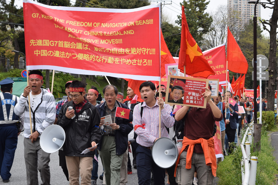 Trước khi tuần hành, Hội người Việt Nam tại Nhật Bản đã cử đại diện tới trước Đại sứ quán Trung Quốc tại Nhật Bản đọc kháng nghị hành động của Trung Quốc tại biển Đông. (Nguồn: Tri Phương/Vietnam+)