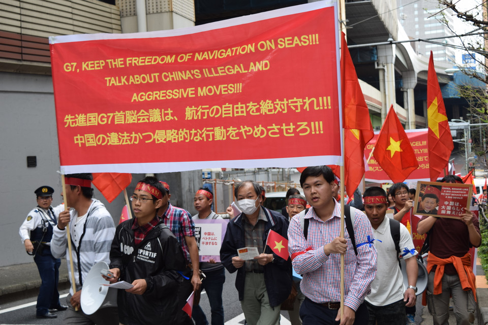  Những người tham gia tuần hành đã cùng cất tiếng vỗ tay như gửi đi thông điệp hòa bình, đoàn kết hướng về đất nước. (Nguồn: Tri Phương/Vietnam+)