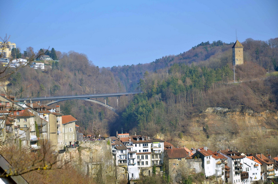 Với đặc trưng này, Fribourg là một trong những địa điểm có nhiều kiến trúc Trung đại nhất ở châu Âu. Ngoài ra, thành phố này còn nổi tiếng về rượu vang và ẩm thực truyền thống Thụy Sĩ. (Ảnh: Hoàng Hoa/TTXVN)