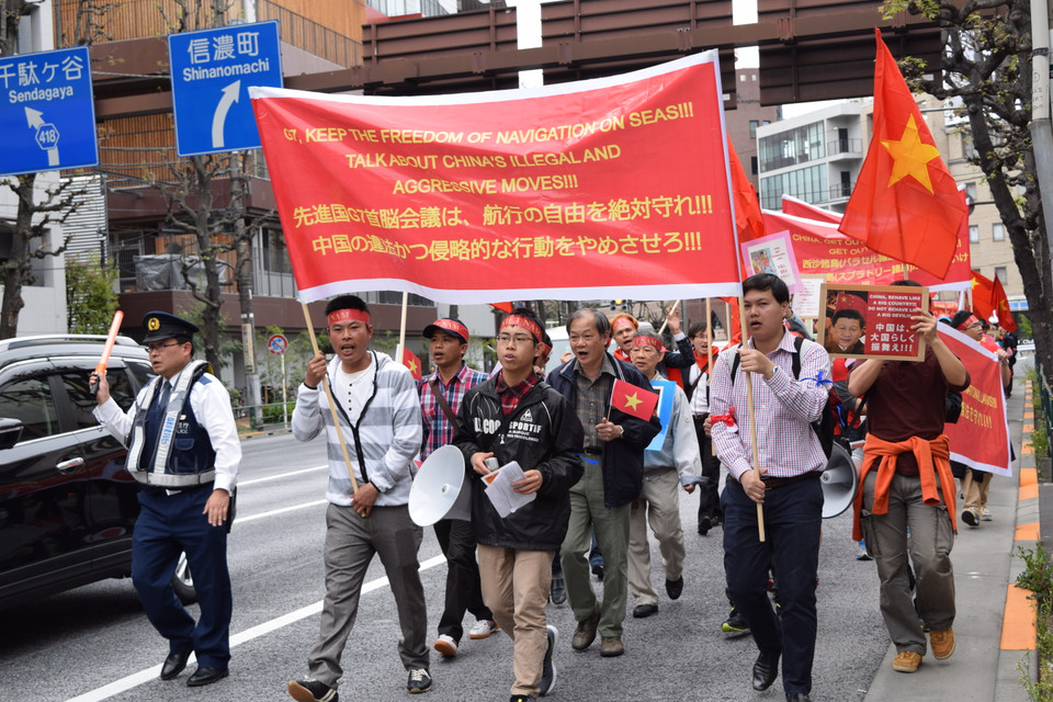 Đoàn tuần hành đi qua nhiều khu phố lớn, sầm uất tại trung tâm Tokyo thu hút được sự quan tâm, chú ý của đông đảo người Nhật Bản và khách quốc tế. (Nguồn: Tri Phương/Vietnam+)