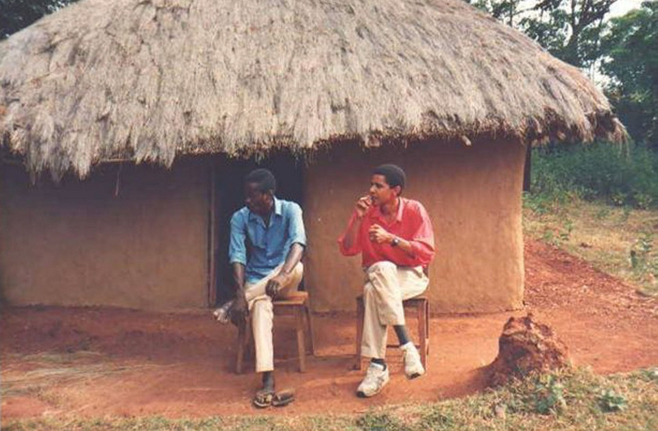 Tổng thống Barack Obama đang hút thuốc trước túp lều của gia đình ở Alego, Kenya năm 1987. (Nguồn: mashable)