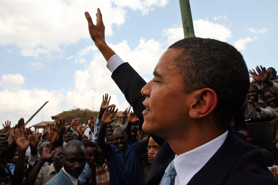 Ông Obama vẫy tay với những người ủng hộ ở Nairobi vào năm 2006 trong chuyến thăm đài tưởng niệm 249 người chết trong vụ nổ bom của Đại sứ quán Mỹ năm 1998. (Nguồn: Mashable)