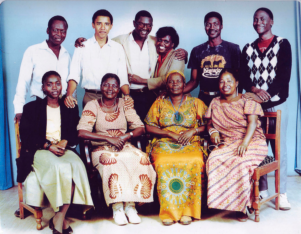 Barack Obama trong chuyến thăm đầu tiên tới Kenya vào năm 1987. Bức ảnh gia đình: (hàng dưới, từ trái sang) chị cùng cha khác mẹ Auma, mẹ kế Kezia Obama, bà kế Sarah Hussein Onyango Obama và một người chưa được xác định danh tính; (hàng trên, từ trái sang) Barack Obama, anh cùng cha khác mẹ Abongo (Roy) Obama, 1 người vô danh, anh trai Abo và một người vô danh khác. (Nguồn: Mashable)