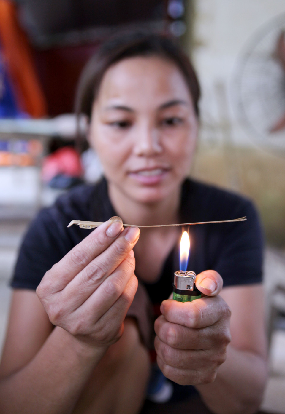 Khó nhất trong quá trình tạo hình chuồn chuồn đó là vót đuôi và bẻ cho phần đầu hơi cong sao cho khi đặt xuống mặt phẳng thì chuồn chuồn trông như thật. (Ảnh: Doãn Đức/Vietnam+)