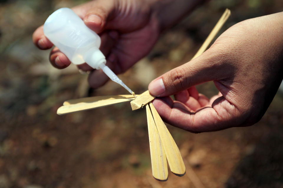 Phần cánh sau khi được gắn keo thành từng đôi sẽ trở thành phần thăng bằng cho chuồn chuồn. Để chuồn chuồn tre có thể đứng bằng miệng, những nghệ nhân phải tính toán rất kỹ kích thước, cũng như khoảng cách giữa các bộ phận. (Ảnh: Doãn Đức/Vietnam+)