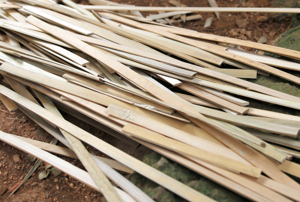 Tre sau khi sấy khô sẽ được chẻ thành những thanh nhỏ để làm thân, cánh... (Ảnh: Doãn Đức/Vietnam+)