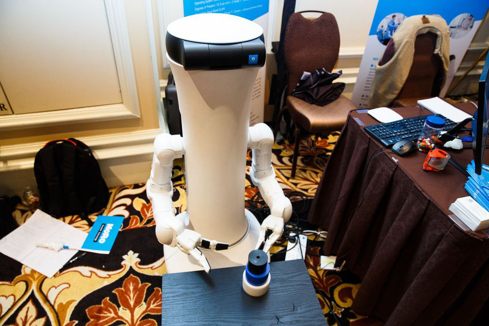 Robot Ewaybot Moro của công ty Ewaybot (Trung Quốc) tại triển lãm CES ở Las Vegas. Nó được thiết kế để đơn giản hóa cuộc sống của bạn. Có khả năng di chuyển xung quanh trong nhà và ngoài trời, xử lý các đối tượng và nghe lệnh giọng nói lệ(Nguồn: Cnet)