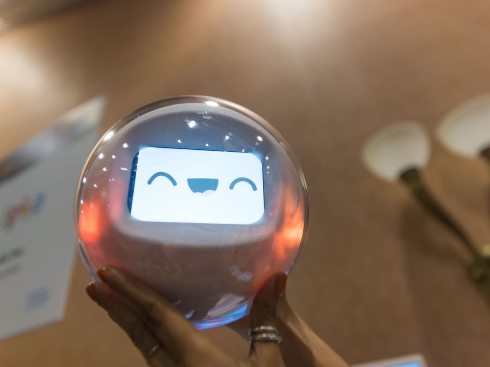 Leka được thiết kế để giúp trẻ em thực hiện các nhu cầu. Con robot này tương tác giúp các em hiểu rõ hơn về các dấu hiệu xã hội và hình ảnh, và nhiều trò chơi nhằm mục đích nâng cao kỹ năng xã hội của chúng. (Nguồn: Cnet)