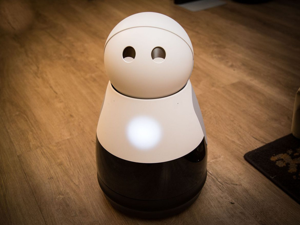 Mayfield Robotics Kuri là robot quản gia đi kèm với Wi-Fi, Bluetooth, một camera 1080p, nhận dạng khuôn mặt và bánh xe mạnh mẽ được thiết kế để đi qua bất kỳ loại sàn nào. (Nguồn: Cnet)