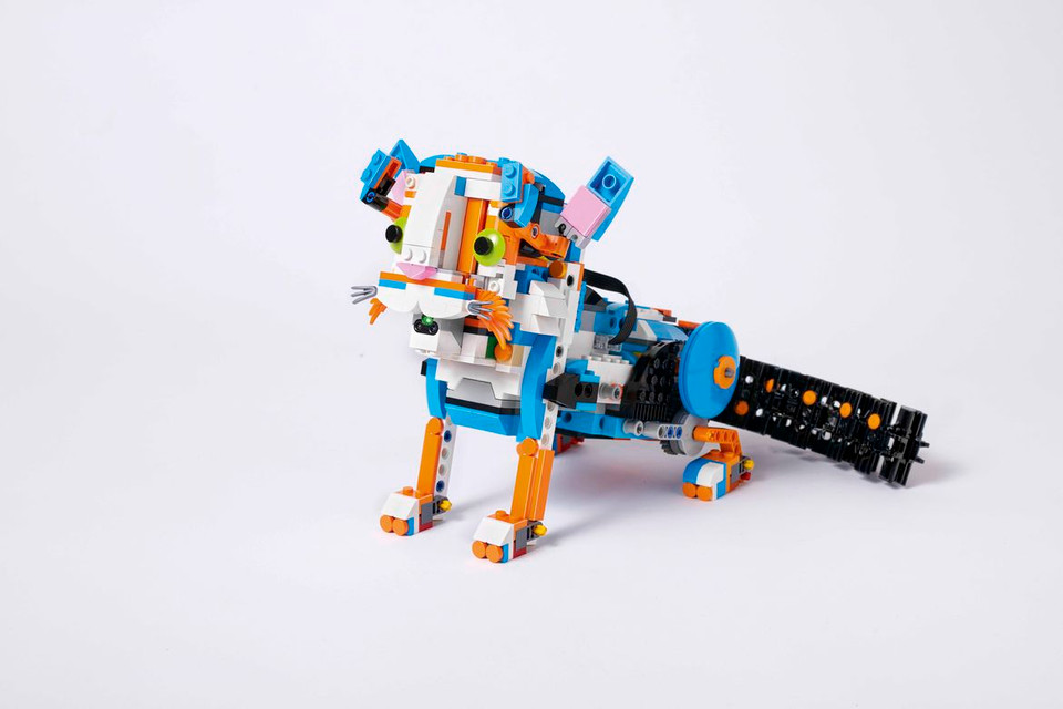 Lego Boost, đến cuối năm nay, nhìn bên ngoài như các con robot đồ chơi Lego lắp ghép thông thường, nhưng bên trong nó là những vi mạch máy tính giúp nó giao tiếp, đi lại.(Nguồn: Cnet)